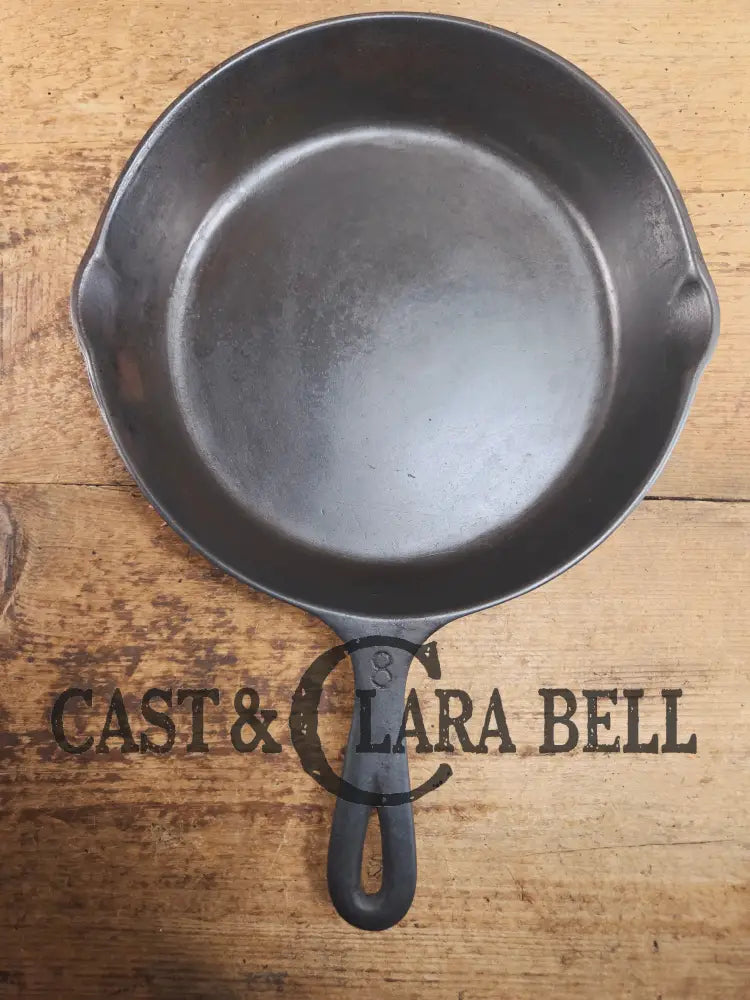Unmarked Martin Stove & Range Co. #8 Cast Iron Skillet. Versatile and elegant Skillet