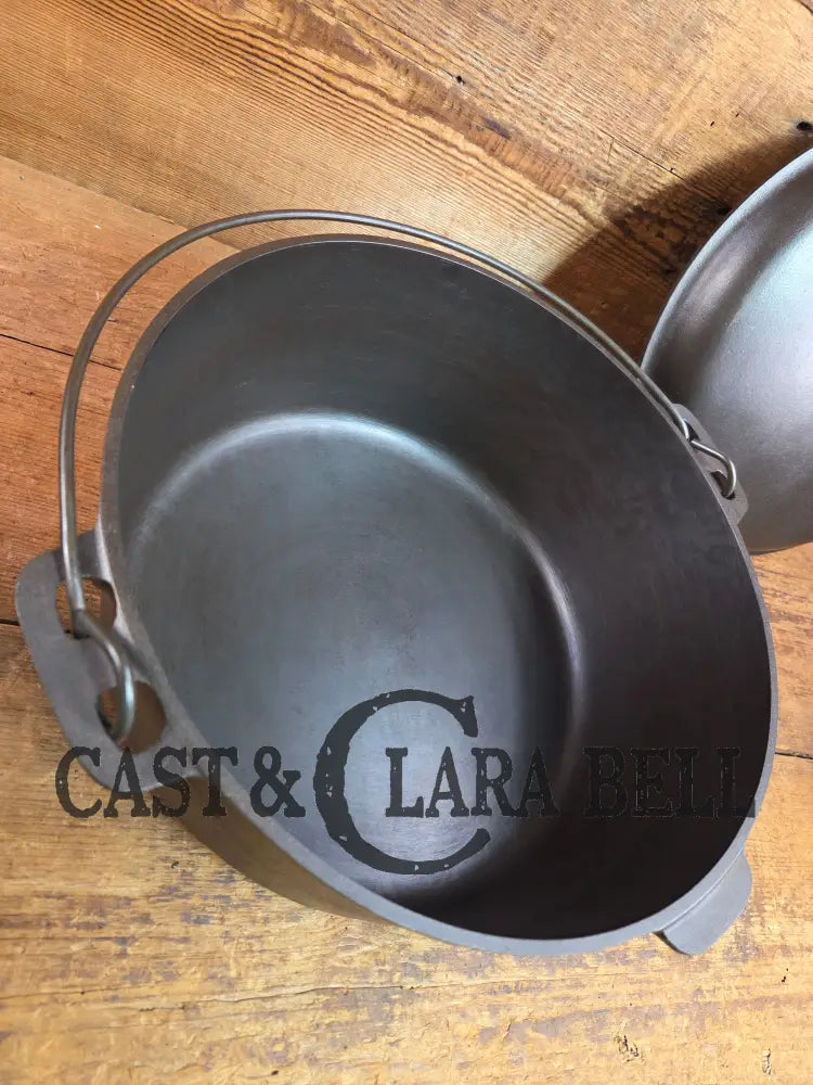 Very hard to find and HUGE! #10 Griswold made ’Puritan’ brand Dutch Oven. So unique and almost mint! Dutch Ovens