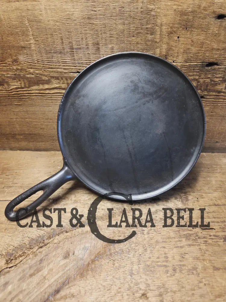 Very Hard to Find. Early 1900’s Wagner ’Arc’ Straight Logo #7 Griddle Skillet. Over 120 years old and in almost perfect