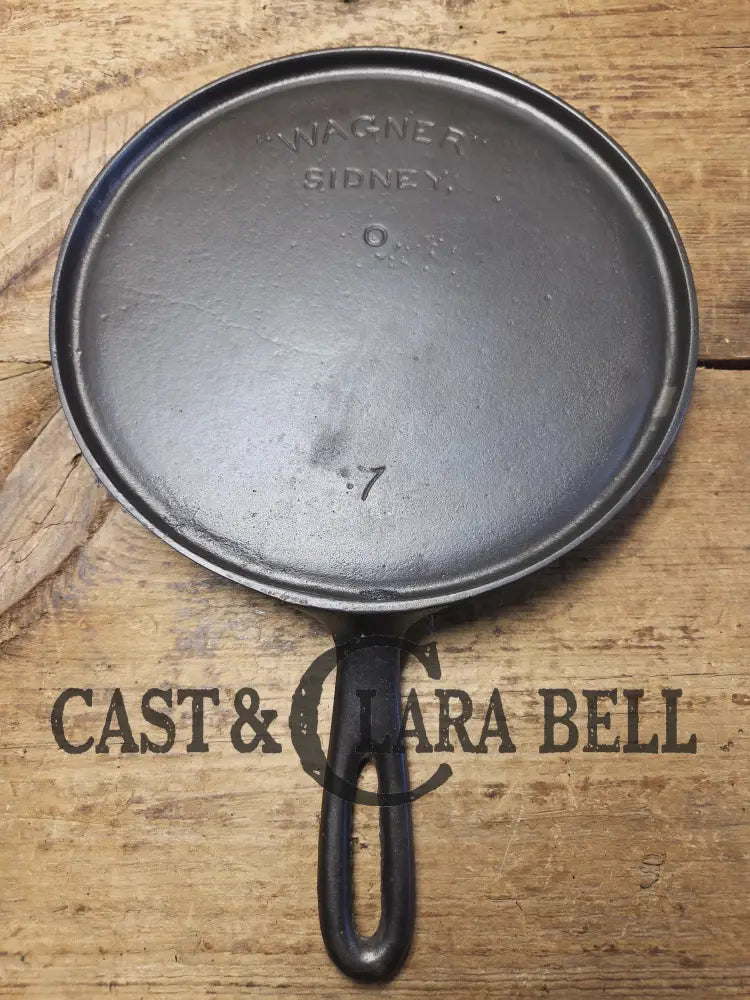 Very Hard to Find. Early 1900’s Wagner ’Arc’ Straight Logo #7 Griddle Skillet. Over 120 years old and in almost perfect