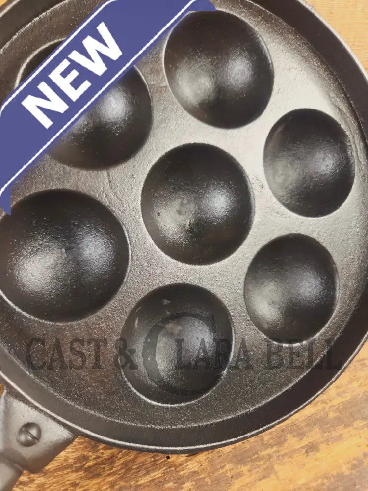 Very unique Wagner unmarked Aebleskiver with detachable handle - Skillet
