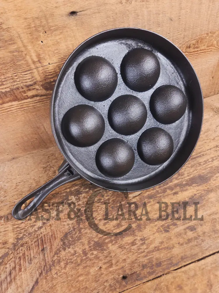 Very unique Wagner unmarked Aebleskiver with detachable handle - Skillet