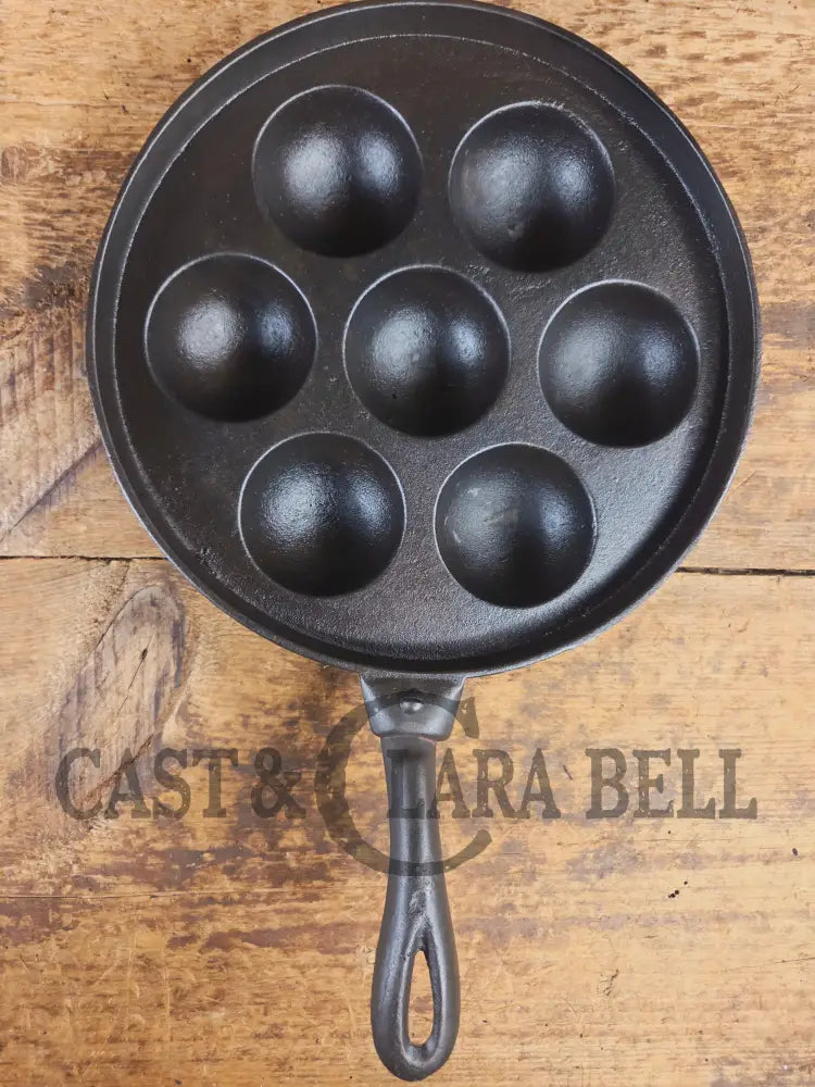 Very unique Wagner unmarked Aebleskiver with detachable handle - Skillet