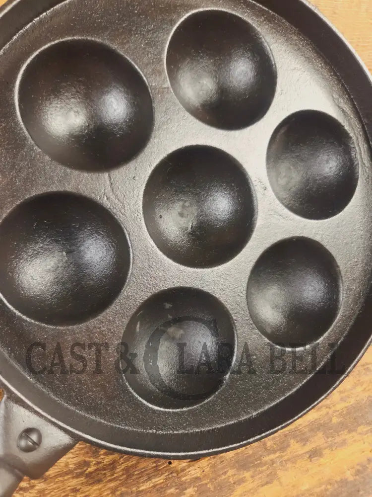Very unique Wagner unmarked Aebleskiver with detachable handle - Skillet
