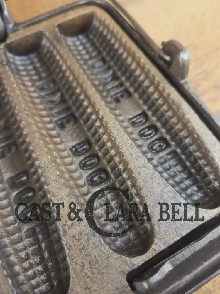 What a COOL novelty! Rare Dixie Mfg and Co. Dixie Dog cornbread waffle iron! Waffle Iron