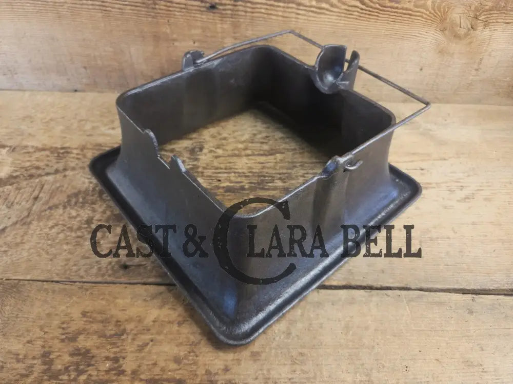 What a COOL novelty! Rare Dixie Mfg and Co. Dixie Dog cornbread waffle iron! Waffle Iron