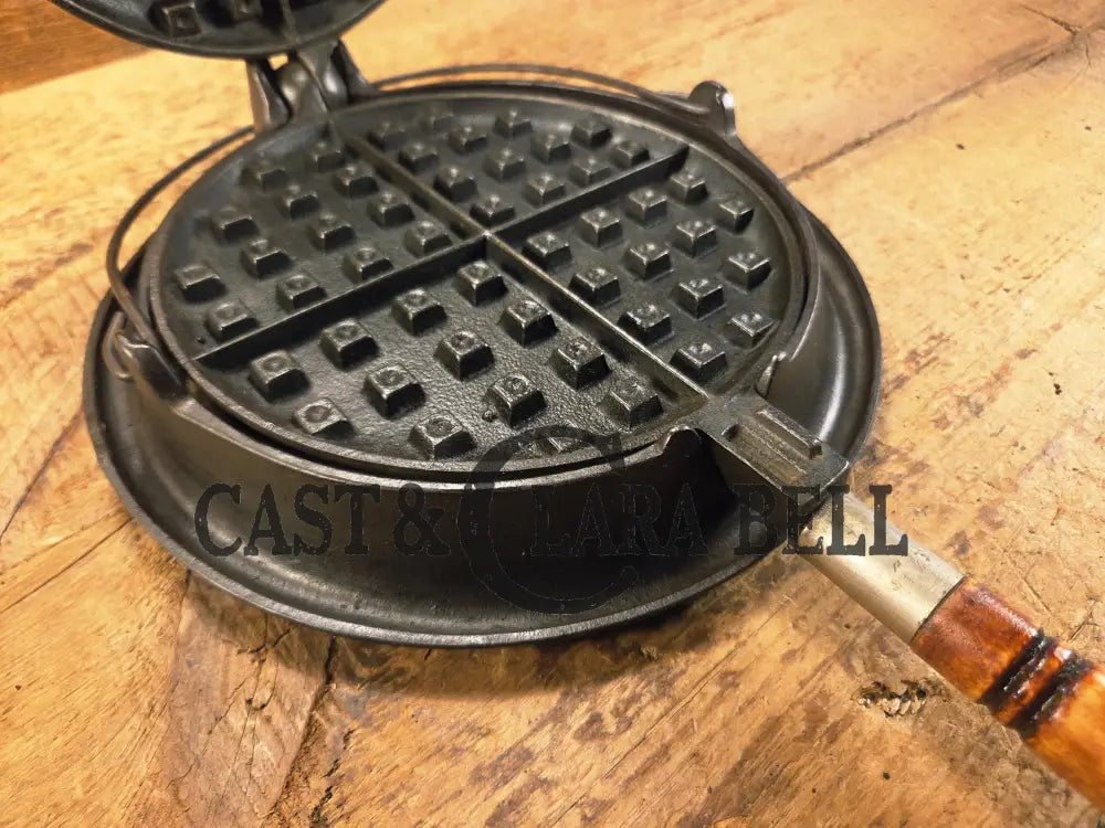 Whoa!! 1910βs Early Wagner βArcβ style logo Mfg Co. Sidney O #8 Waffle Iron with Short Base!