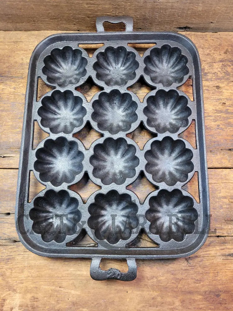 Whoa!! Gorgeous Lodge 12 #20 Open Frame Cast Iron Turk Head Gem Pan. Awesome Gift! Bakeware