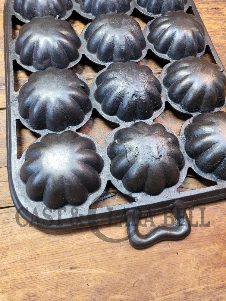 Whoa!! Gorgeous Lodge 12 #20 Open Frame Cast Iron Turk Head Gem Pan. Awesome Gift! Bakeware