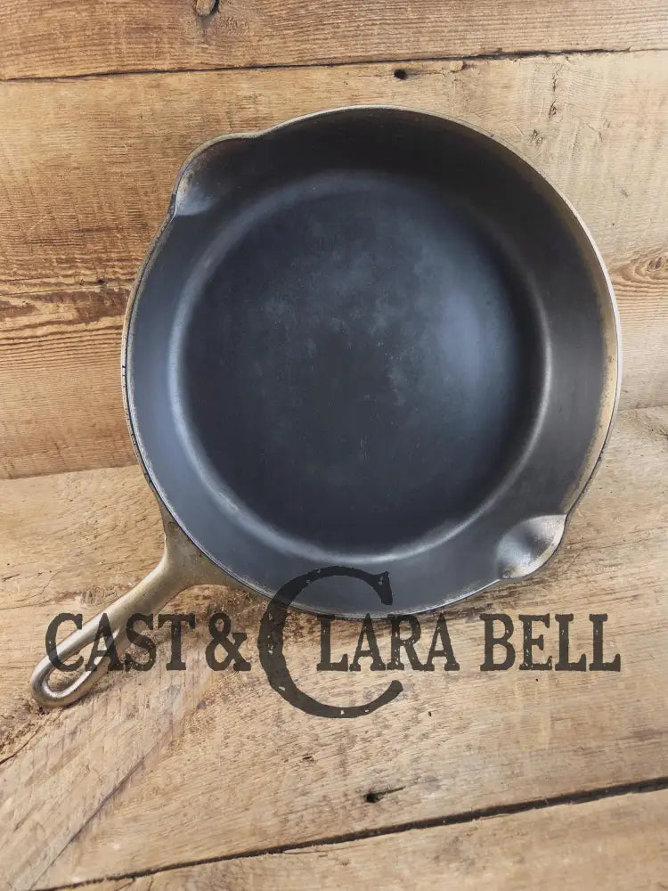 Whoa Unique! 1905-06 ’Griswold’s Erie’ #9 Cast Iron Skillet. Beautiful transition piece between Erie and Early Slant
