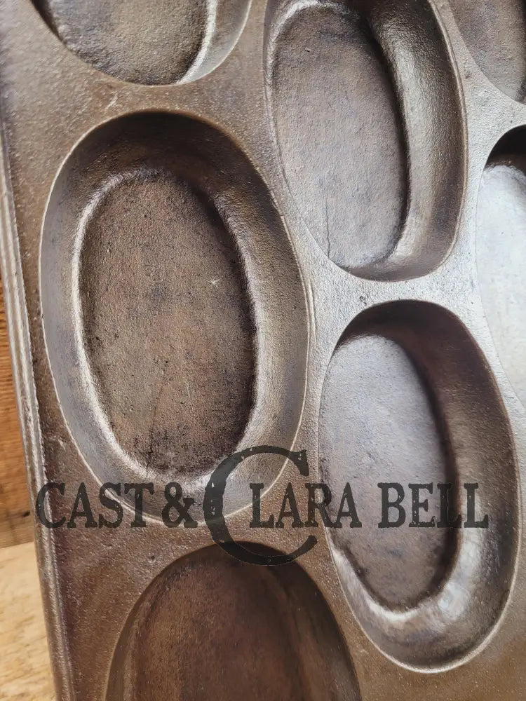 Wow! 1900βs Bridge Beach & Company #2 oval style gem pan. Priced to sell for small crack perfect for baking still after