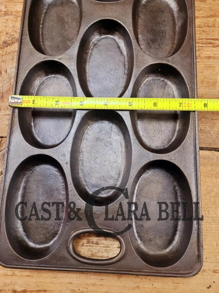 Wow! 1900βs Bridge Beach & Company #2 oval style gem pan. Priced to sell for small crack perfect for baking still after