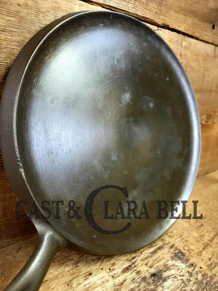 WOW! 1930βs Wagner #9 Round Griddle 1109 D. Perfect for grilled cheese omelets and flat iron cooking! Restored ready to