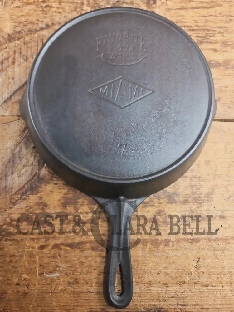 Wow! Beautiful piece! 1920’s dual logo Favorite Piqua / Miami #7 cast iron Skillet with Heat Ring Skillet
