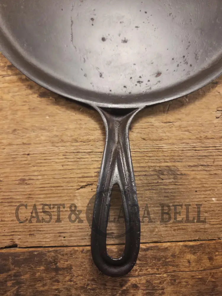 Wow! Late 1800βs antique Gate marked Round Cast Iron Griddle. Raised W and 3. Elegant and hard working. Griddle