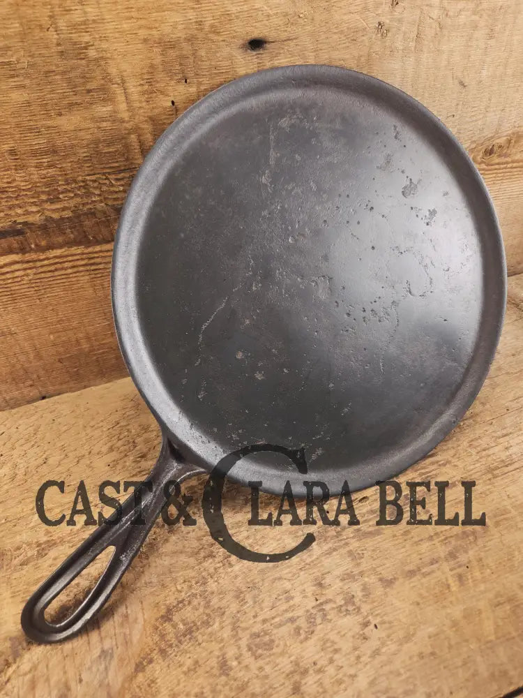 Wow! Late 1800’s antique Gate marked Round Cast Iron Griddle. Raised W and 3. Elegant and hard working. Griddle
