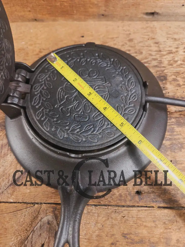 WOW. Mint Condition and Scarce to find as a complete set. 1890’s Griswold Pizzelle wafer iron. Absolutely gorgeous