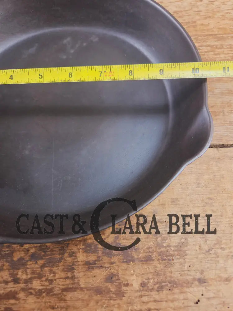 Wow unique!! Not seen oftern Griswold #8 Skillet with Slant Logo and Smooth Bottom! 704 Skillet