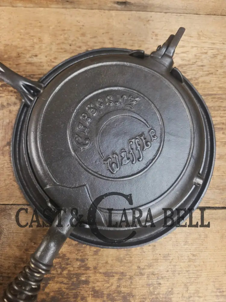 WOW VERY cool and tough to find! Early 1900βs Fanner Mfg Co No. 8 Crescent Cast Iron Waffle Maker with Low Base. Harder