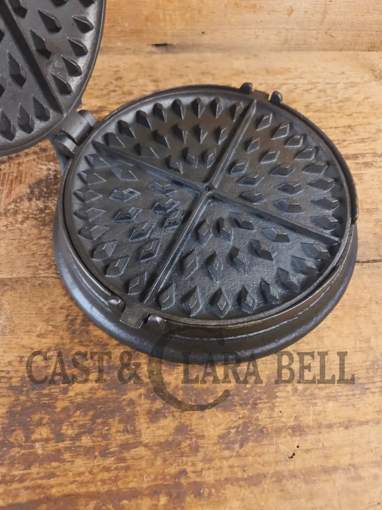 1800’s Era Unknown BEAUTIFUL 9/10 Antique Waffle iron. VERY cool diamond design makes huge waffles - Waffle Iron