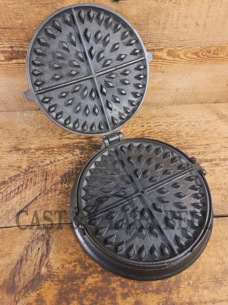 1800’s Era Unknown BEAUTIFUL 9/10 Antique Waffle iron. VERY cool diamond design makes huge waffles - Waffle Iron