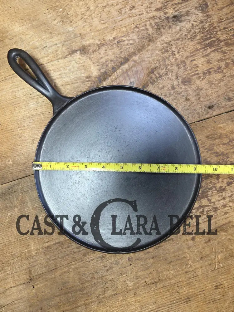 1880’s Era one of a kind and hard to find. Sidney Holloware ’Script’ Logo #8 Round Griddle. A wonderful gift for you or