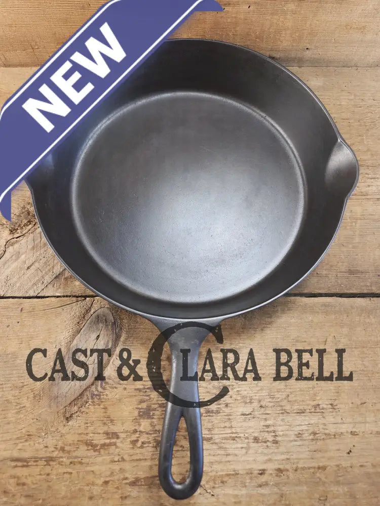 1895-1910 2nd Series ERIE #9 cast iron skillet with ’A’ makers mark. A collector favorite! Don’t miss this one. Skillet