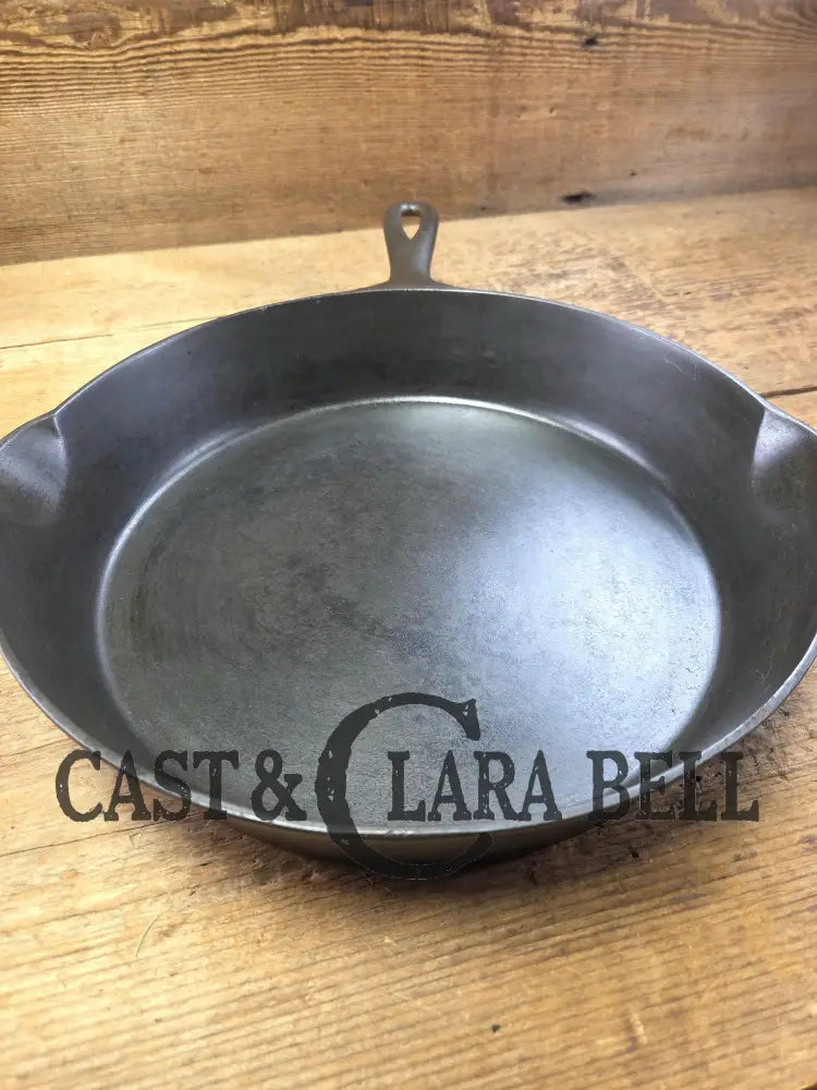 1895-1910 2nd Series ERIE #9 cast iron skillet with ’C’ makers mark. A collector favorite! Don’t miss this one. Skillet