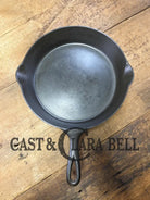 1895-1910 2nd Series ERIE #9 cast iron skillet with ’C’ makers mark. A collector favorite! Don’t miss this one. Skillet