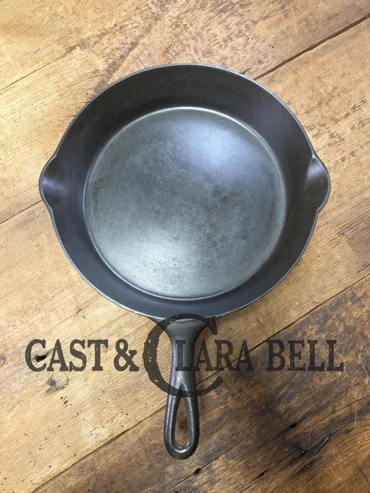 1895-1910 2nd Series ERIE #9 cast iron skillet with ’C’ makers mark. A collector favorite! Don’t miss this one. Skillet