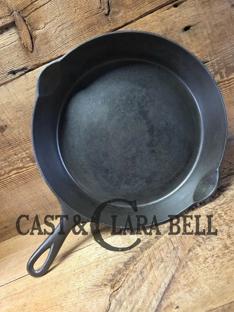 1895-1910 2nd Series ERIE #9 cast iron skillet with ’C’ makers mark. A collector favorite! Don’t miss this one. Skillet