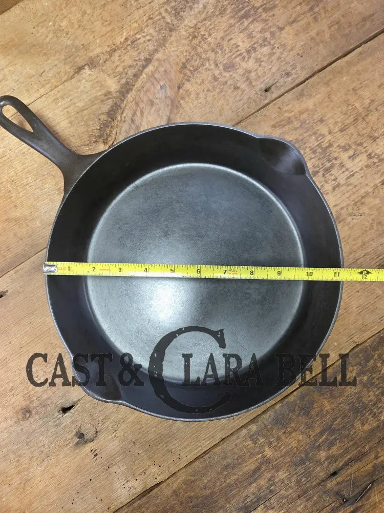 1895-1910 2nd Series ERIE #9 cast iron skillet with ’C’ makers mark. A collector favorite! Don’t miss this one. Skillet
