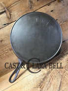 1895-1910 2nd Series ERIE #9 cast iron skillet with ’C’ makers mark. A collector favorite! Don’t miss this one. Skillet