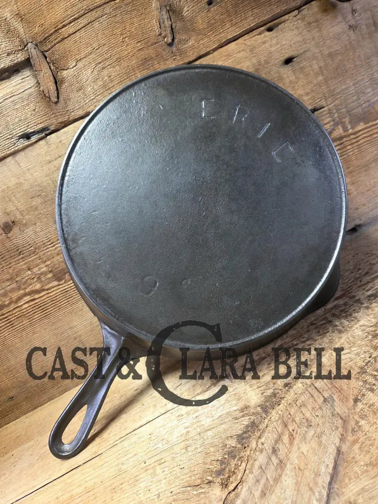 1895-1910 2nd Series ERIE #9 cast iron skillet with ’C’ makers mark. A collector favorite! Don’t miss this one. Skillet
