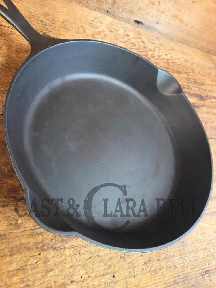 1905-07 Erie (Griswold) #9 Cast Skillet 710. 5th Series Model a wonderful example of Erie craftsmanship. GREAT daily