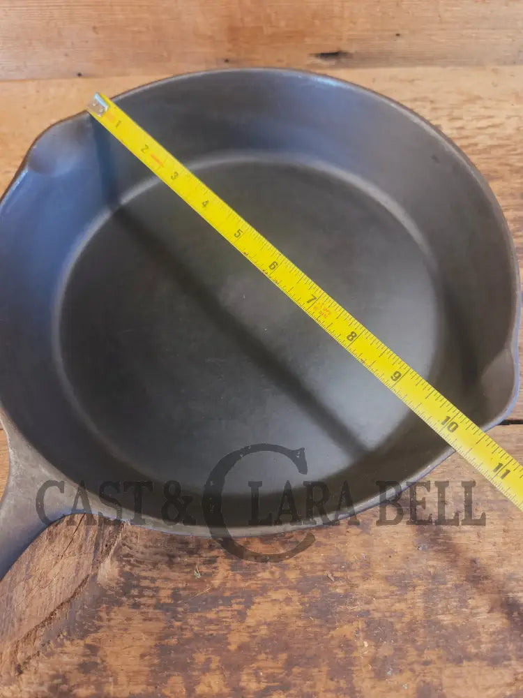 1920’s Chicago Hardware made Favorite Cook Ware #8 Cast Iron Skillet - Skillet