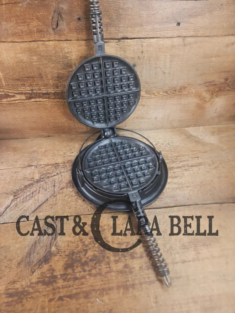 1920’s Griswold No. 8 Waffle Iron (314/315) with low (913) bailed base. Makes crispy waffles! Waffle Iron