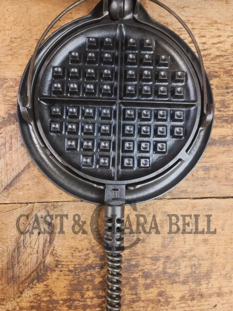 1920’s Griswold No. 8 Waffle Iron (314/315) with low (913) bailed base. Makes crispy waffles! - Waffle Iron