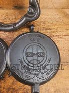 1920’s Griswold No. 8 Waffle Iron (314/315) with low (913) bailed base. Makes crispy waffles! - Waffle Iron