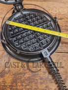 1920’s Griswold No. 8 Waffle Iron (314/315) with low (913) bailed base. Makes crispy waffles! - Waffle Iron