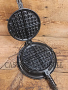 1920’s Griswold No. 8 Waffle Iron (314/315) with low (913) bailed base. Makes crispy waffles! - Waffle Iron