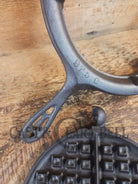 1920’s Griswold No. 8 Waffle Iron (886/885) with short base 795 and original wood handles - Waffle Iron