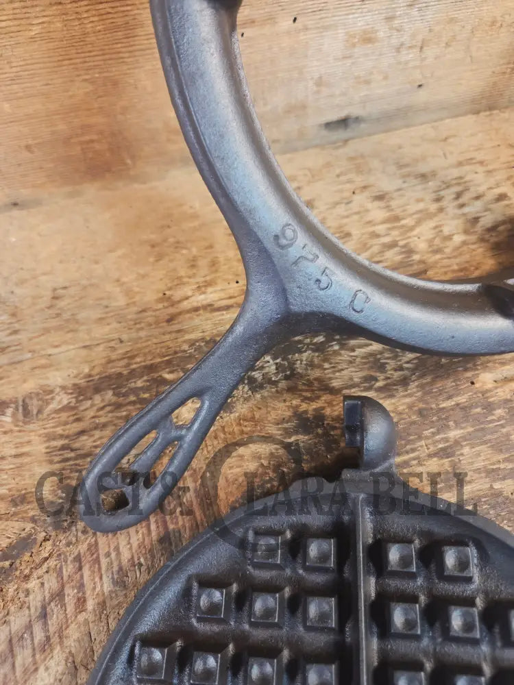 1920’s Griswold No. 8 Waffle Iron (886/885) with short base 795 and original wood handles - Waffle Iron