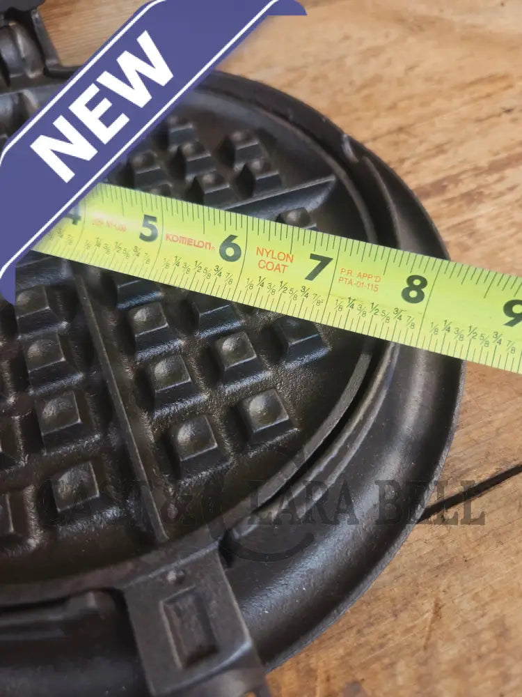 1920’s Griswold No. 8 Waffle Iron (886/885) with short base 795 and original wood handles - Waffle Iron