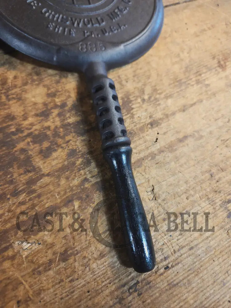 1920’s Griswold No. 8 Waffle Iron (886/885) with short base 795 and original wood handles - Waffle Iron