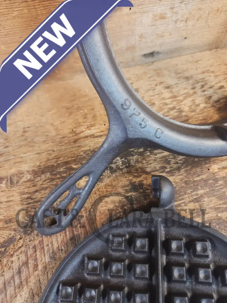 1920’s Griswold No. 8 Waffle Iron (886/885) with short base 795 and original wood handles - Waffle Iron
