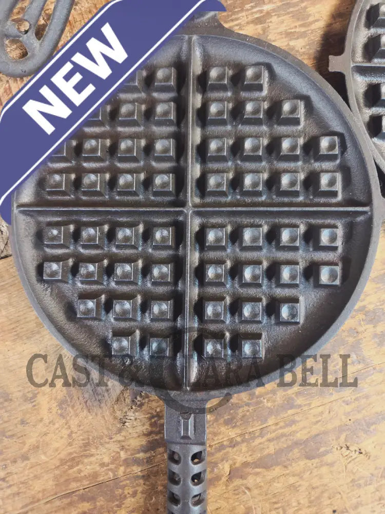 1920’s Griswold No. 8 Waffle Iron (886/885) with short base 795 and original wood handles - Waffle Iron