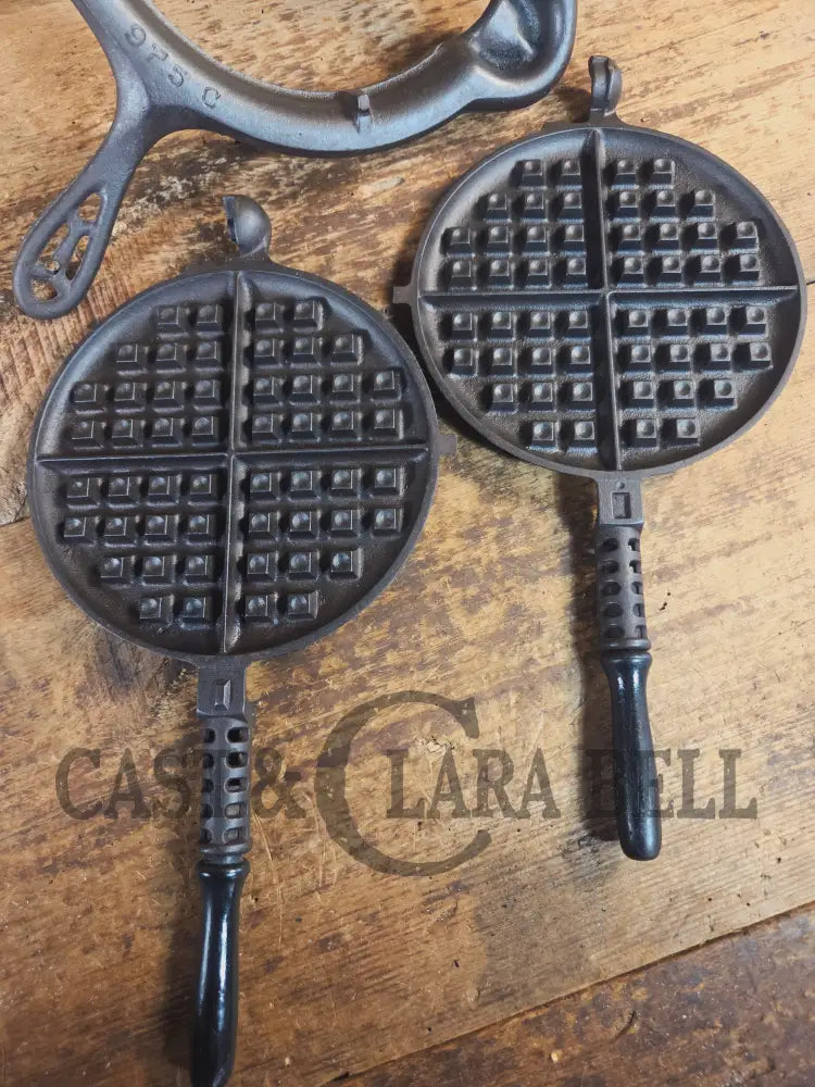 1920’s Griswold No. 8 Waffle Iron (886/885) with short base 795 and original wood handles - Waffle Iron