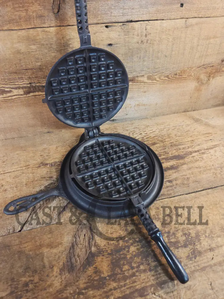 1920’s Griswold No. 8 Waffle Iron (886/885) with short base 795 and original wood handles - Waffle Iron