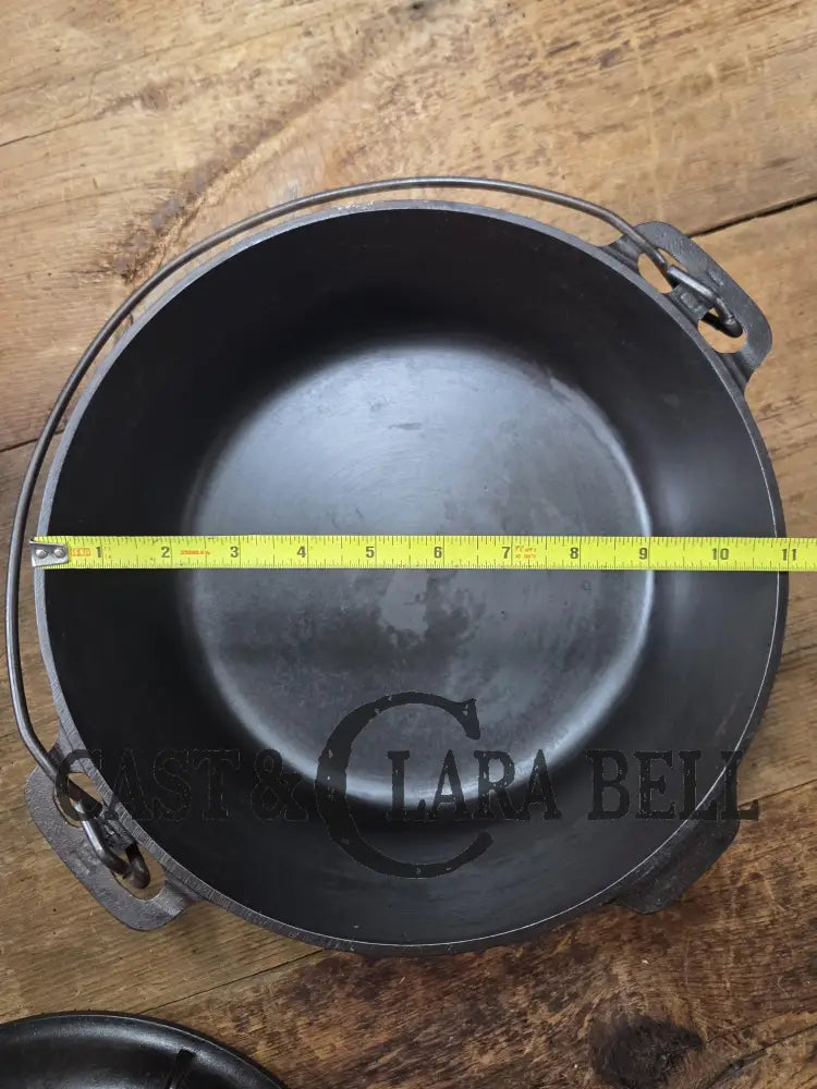 1920’s Griswold No. 9 Tite Top Dutch Oven (834) with Large Block Logo and EZ Clean Low Lid (2552). 7 Quarts Dutch Ovens